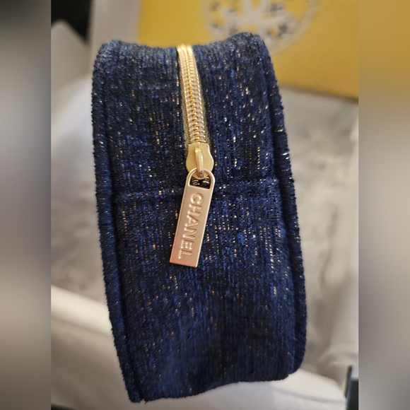 Authentic Chanel Holiday 2023 cosmetic make up bag blue gold New with Box - Picture 3 of 4